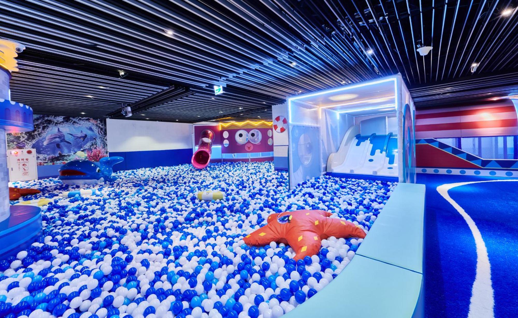 Grand Bay Resort Hotel Heng-ch'un Dış mekan fotoğraf Ball pit at the DreamWorks-themed area