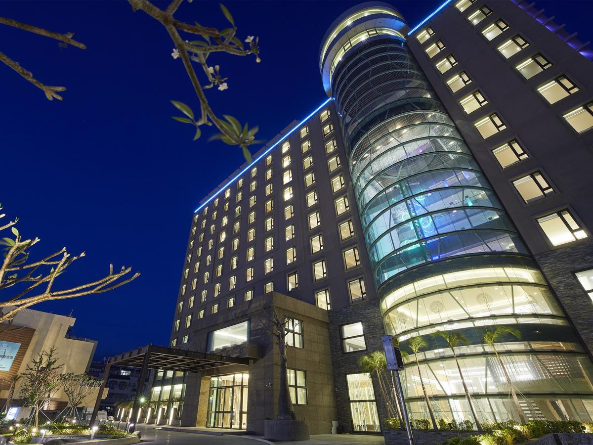 Grand Bay Resort Hotel Heng-ch'un Dış mekan fotoğraf The hotel at night